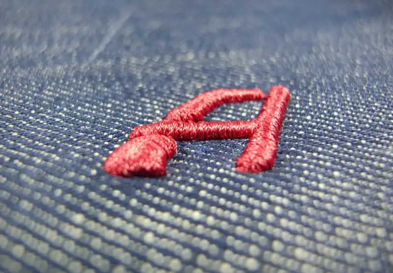 Swiat haftu - 3D embroidery - a red letter