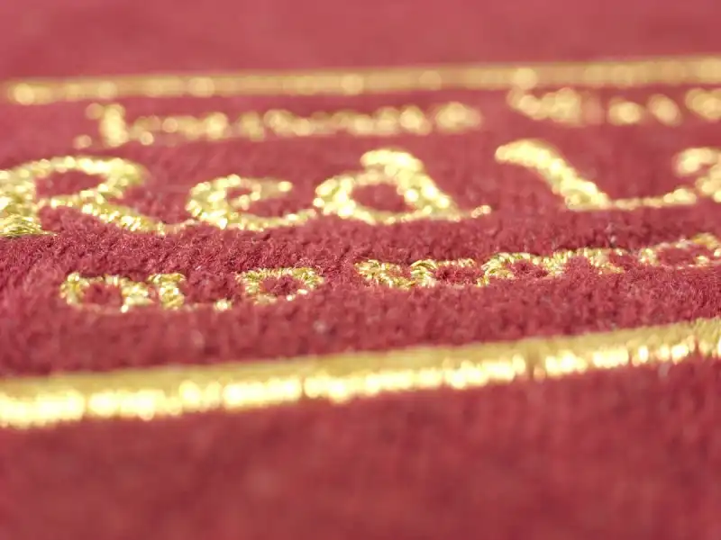 Swiat haftu - Embroidery on finished garments with a red background